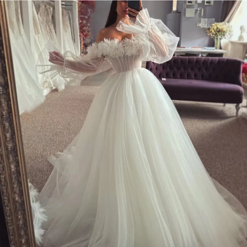 

Customzied White Tulle Wedding Dress A Line Feathers Strapless Puff Long SleeveS Off the Shoulder Dress Women Vestidos De Novia