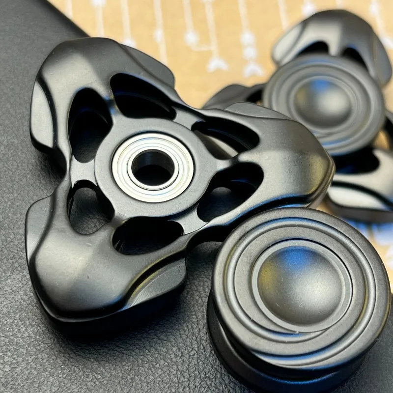 Ranger EDC Dreiseitiger Edelstahl, schwarz plattiert, mechanisches Fidget Spinner aus Metall, Dekompressionsspielzeug