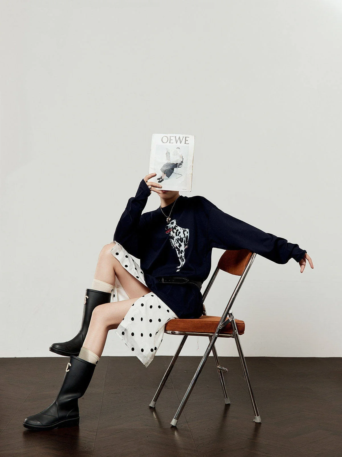 

Синяя футболка с круглым вырезом, свободный крой, женский топ с принтом маленьких собачек, новинка весны, дышащая, комфортная, вязаная, длинная модель