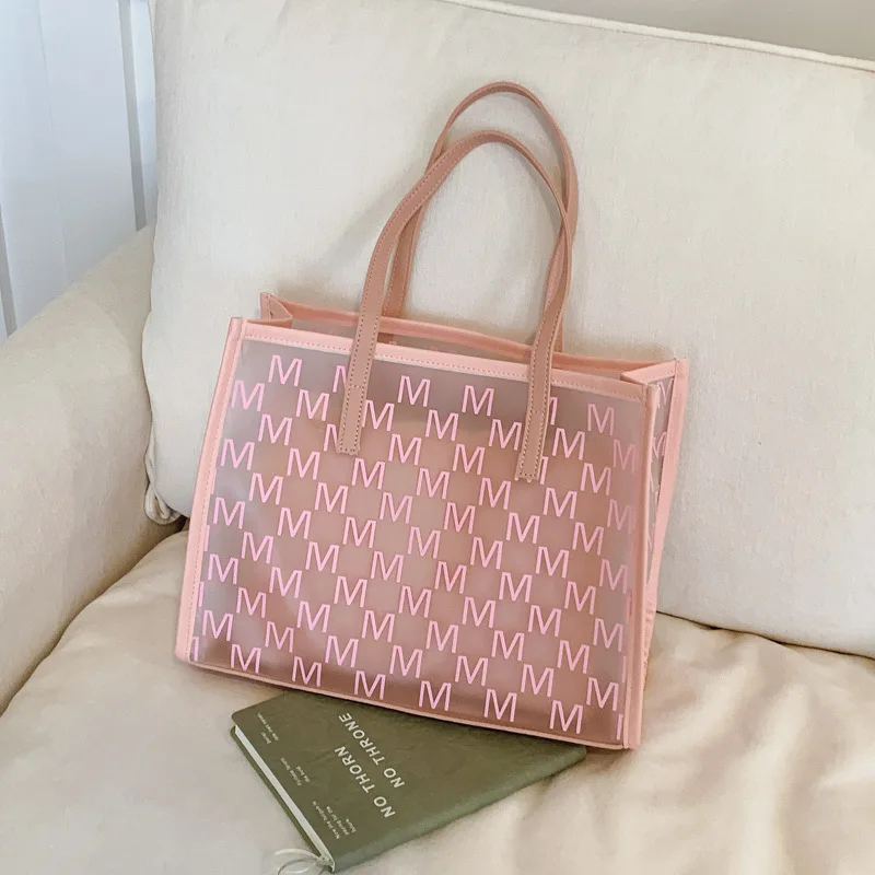 

2025 прозрачная большая сумка из ПВХ для женщин, просторная летняя пляжная сумка, регулируемый плечевой ремень, кошелек на плечо с монограммой и принтом