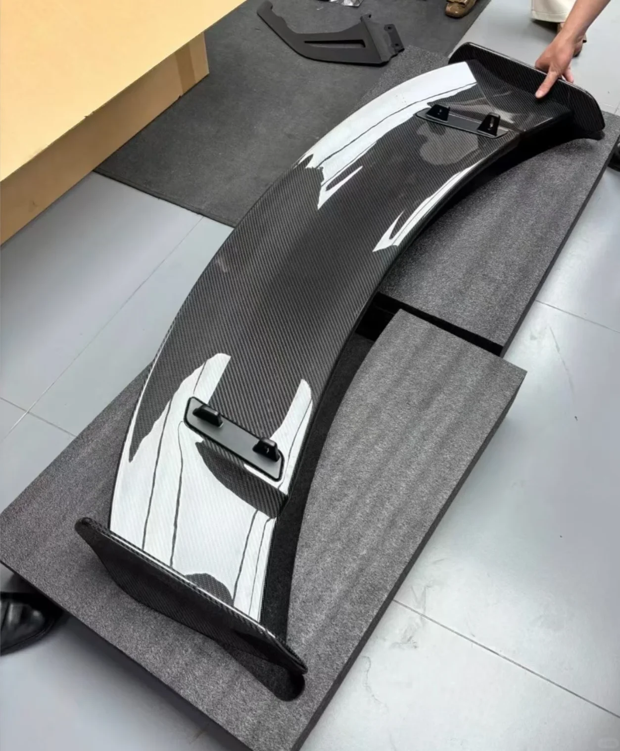 

High-quality upgrade of dry carbon fiber rear wing For Porsche 992 GT3 RS
