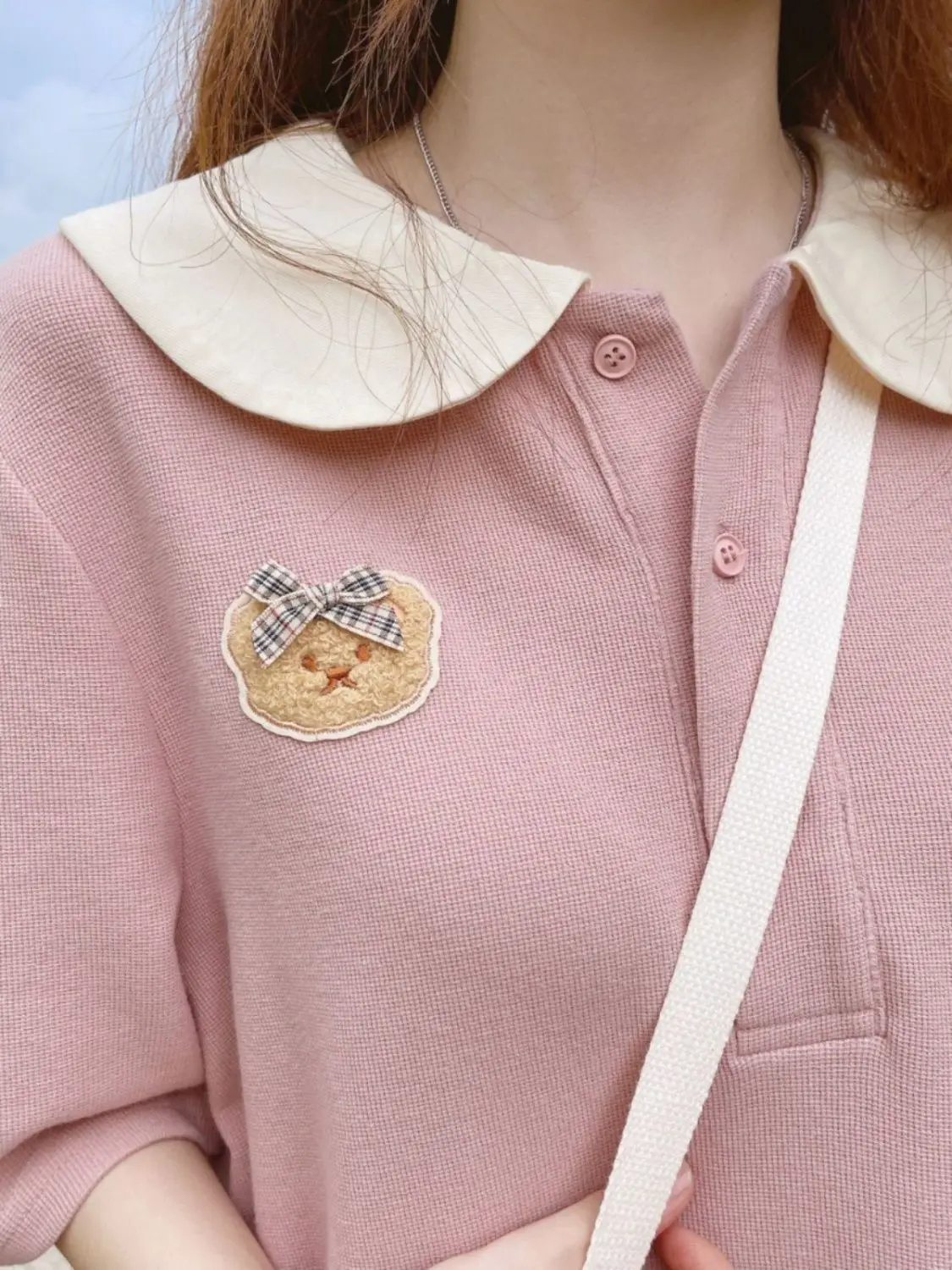 El cuello de muñeca rosa fino de verano usa un nuevo vestido suelto y delgado de manga corta