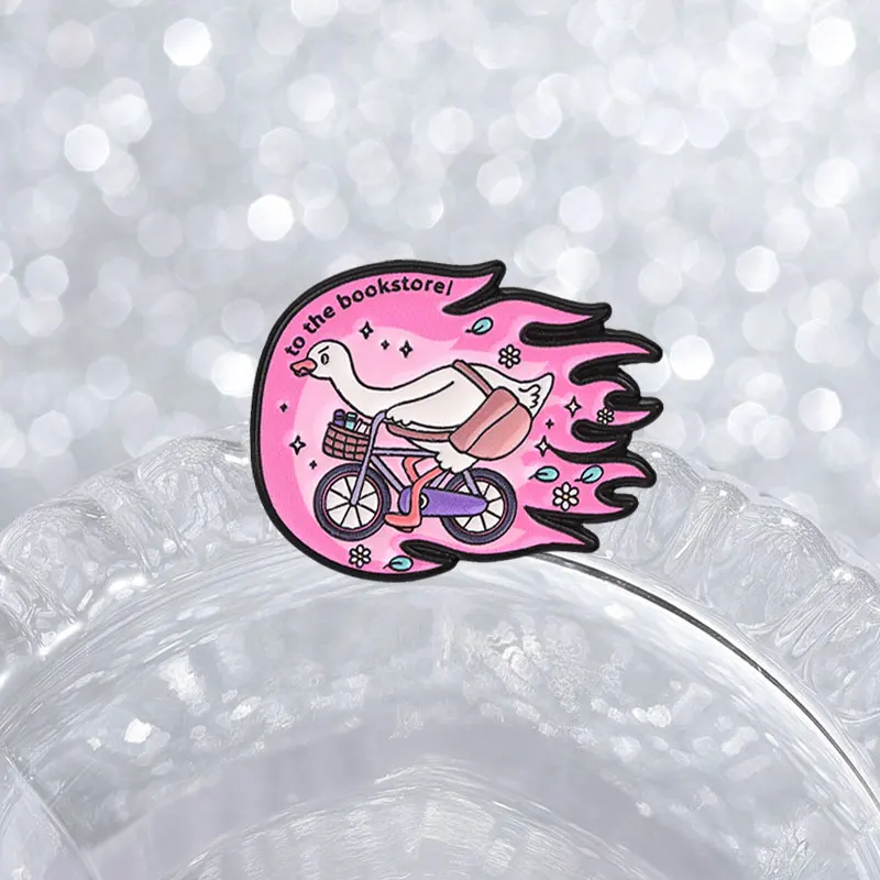 Lustiges Gänse-Fahrrad-Emaille-Abzeichen „Zum Buchladen“ Pink-Flammen-Ästhetik Metall-Brosche Revers-Accessoire Geschenk für Buchliebhaber – Detail 5