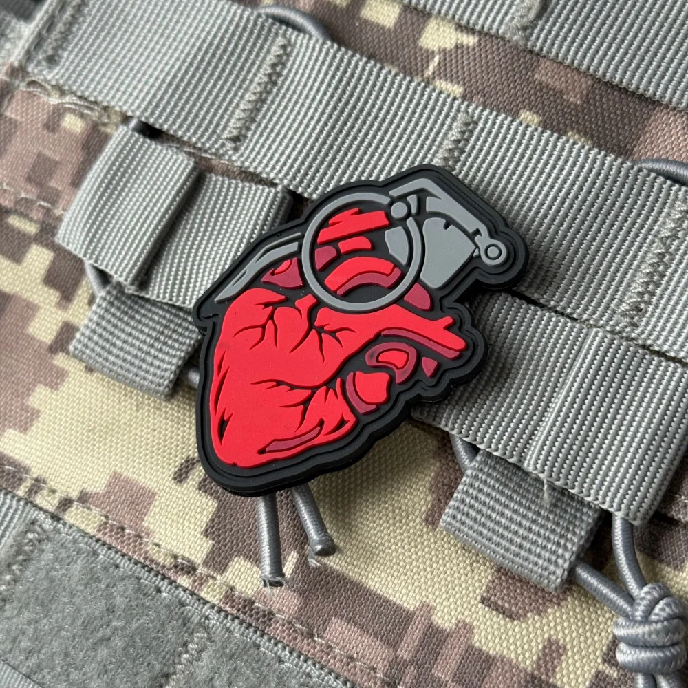 3D PVC Morale Tactical Patch Anatomisches Herz Granate Gummi-Abzeichen mit Klettverschluss Rotes Herz-Emblem für Rucksack, Jacke, Mütze – Detail 5
