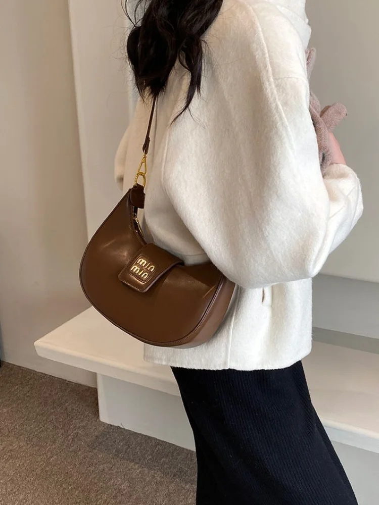 Bolso de moda de diseñador de lujo para mujer, nuevo bolso de media luna con textura de nicho, bandolera de hombro simple para ir al trabajo