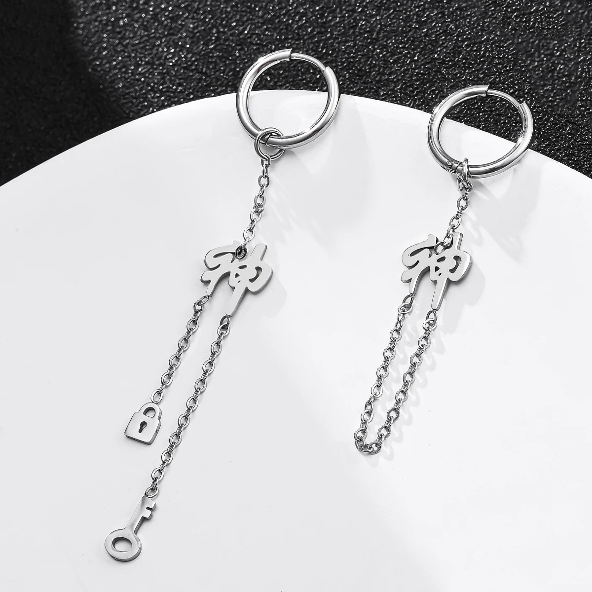 Модные Асимметричные водонепроницаемые серьги Harong с изображением бога, модные персонализированные подвески из нержавеющей стали с ключом и замком, ювелирные изделия для женщин и мужчин