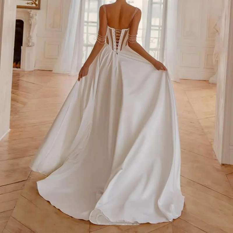 Proste suknie ślubne z satyny w kolorze białym, aplikacje, kwiatowe ozdoby, spódnica, dekoracja z pereł, suknie ślubne, suknia ślubna, suknia dla panny młodej.