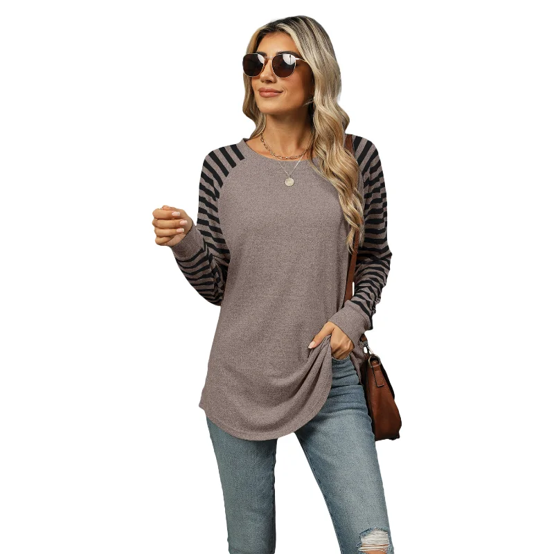 T-shirt da donna con orlo asimmetrico a maniche lunghe con scollo tondo e toppa a righe