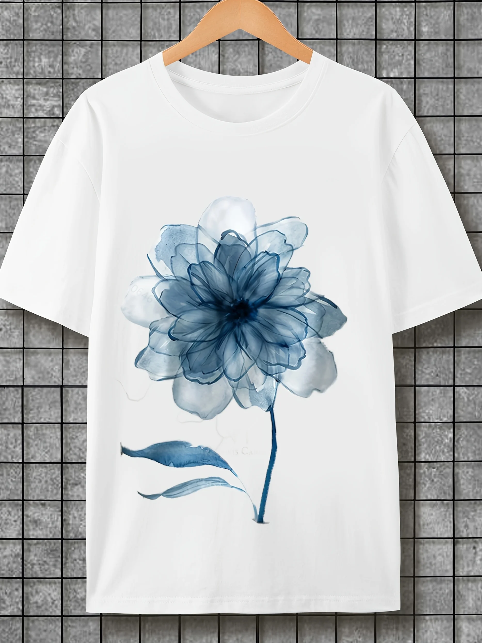 

Женская футболка из 100% с V-образным вырезом и элегантным синим цветочным принтом — свободный крой, короткий рукав, тонкий вырез — идеально подходит для лета