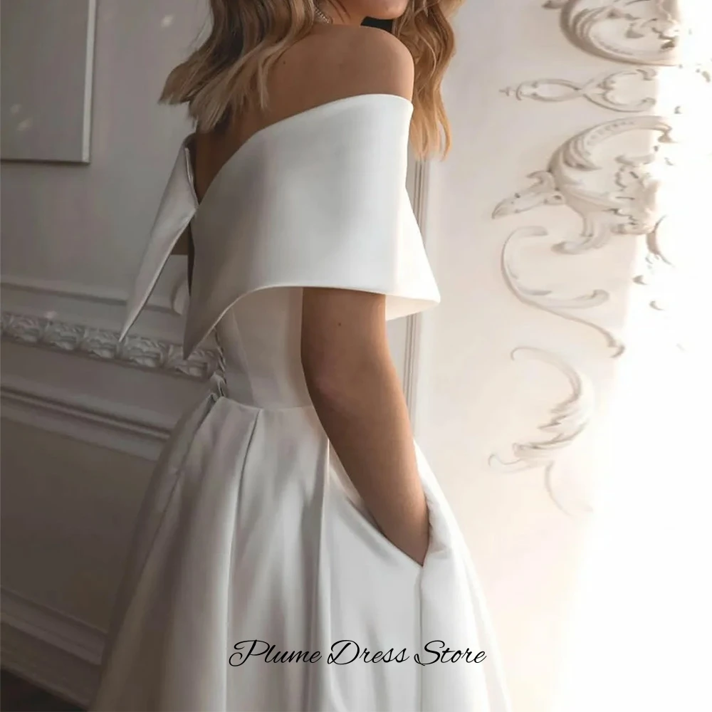 ชุดแต่งงานแบบเรียบง่ายสไตล์คลาสสิกทรงเอไลน์ผ้าซาตินแบบสั่งตัดพิเศษ พร้อมดีไซน์เปิดไหล่ คอวีหรูหรา จับจีบระบายสวยงาม