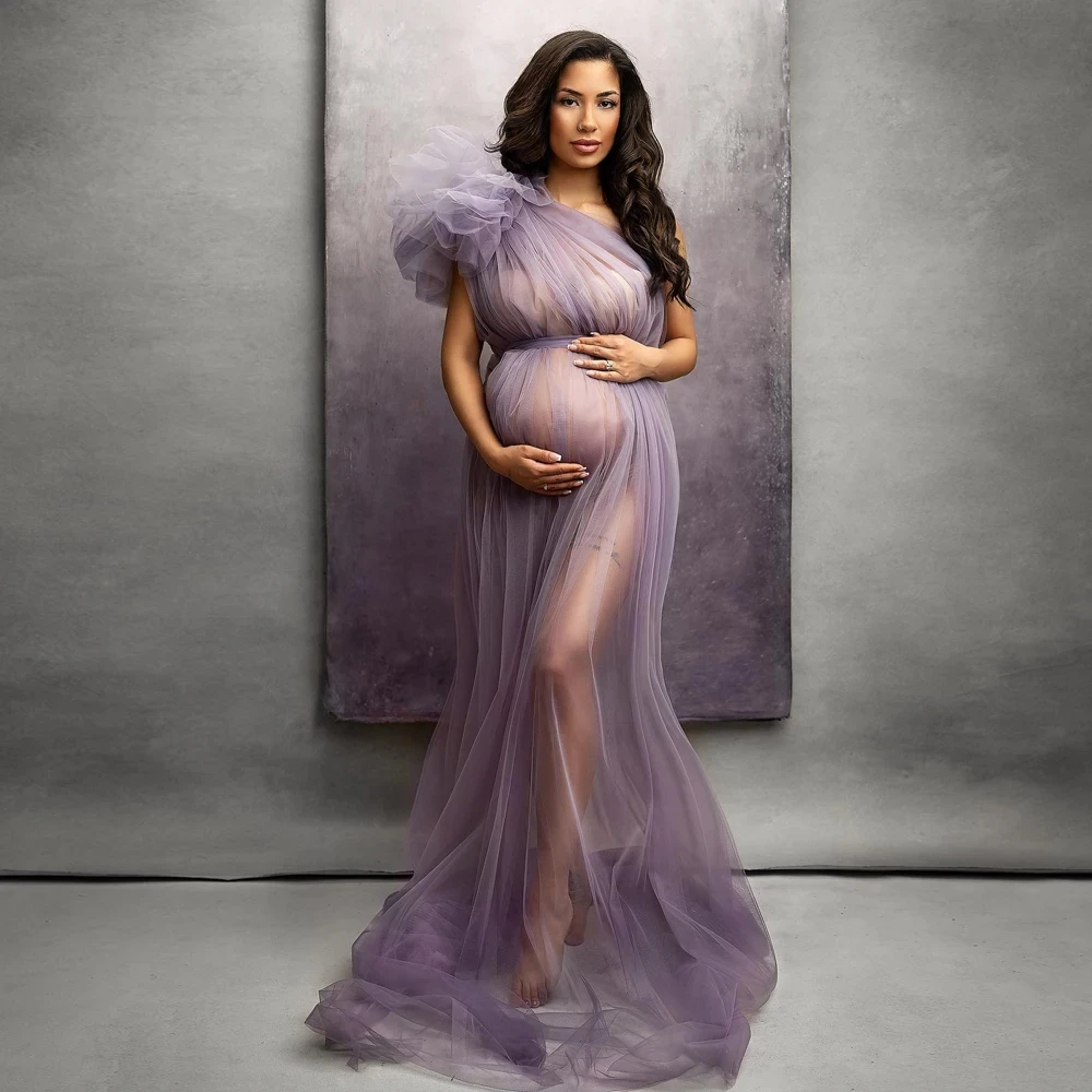 Coloris violet La robe de grossesse en tulle violet clair, la taille empire nouée sous la poitrine, la traîne étalée au sol.