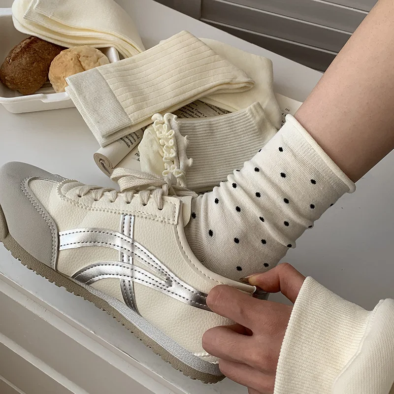 5 pares de calcetines de algodón de tubo medio blanco leche para mujer, calcetines de lunares con borde de hongo que absorben el sudor, transpirables, suaves y cómodos para todas las estaciones