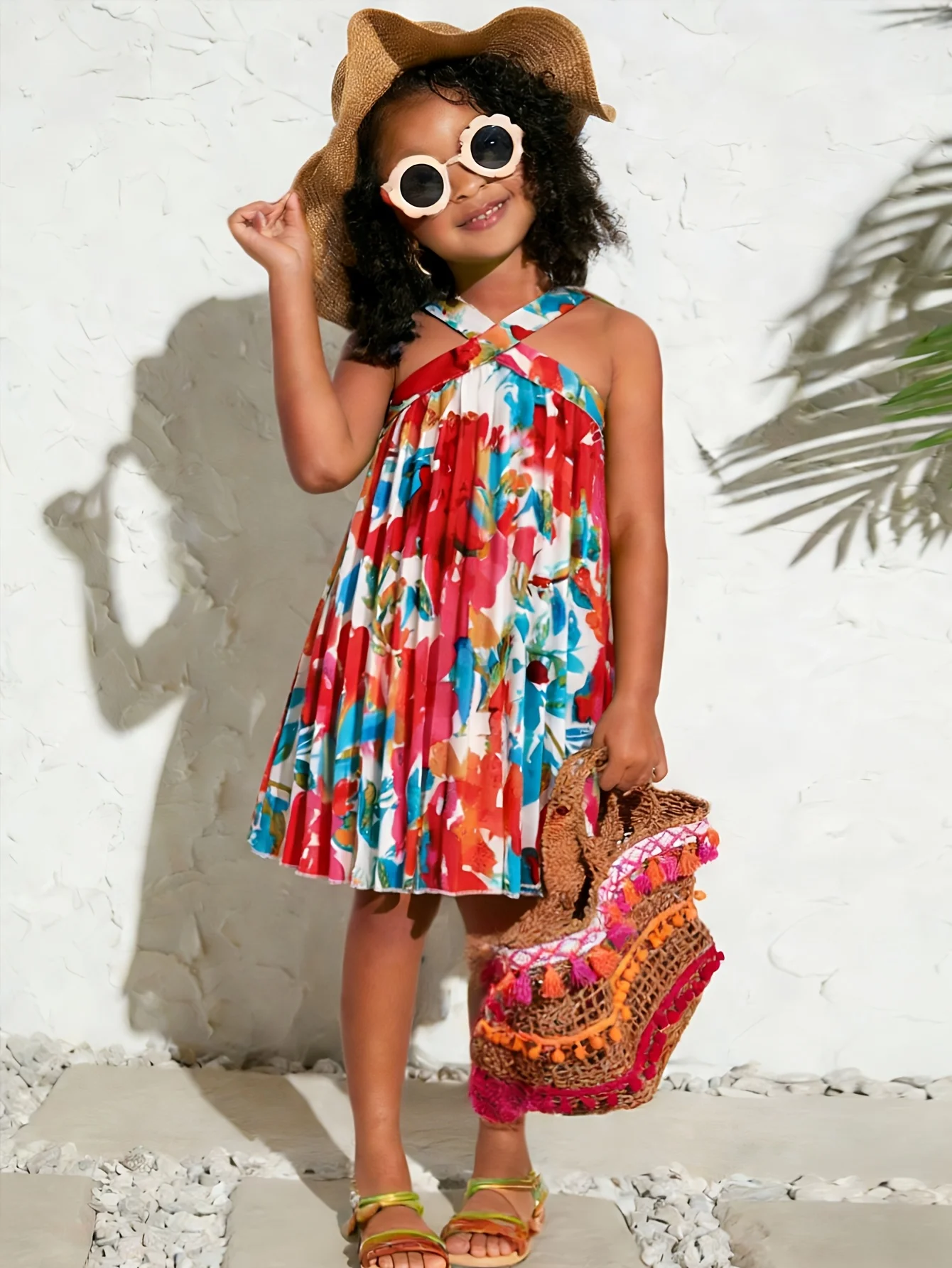 Mädchen Sommerkleid im lässigen Urlaubsstil, ärmellos, mit tropischem Blumenmuster, voller Vitalität und Frische