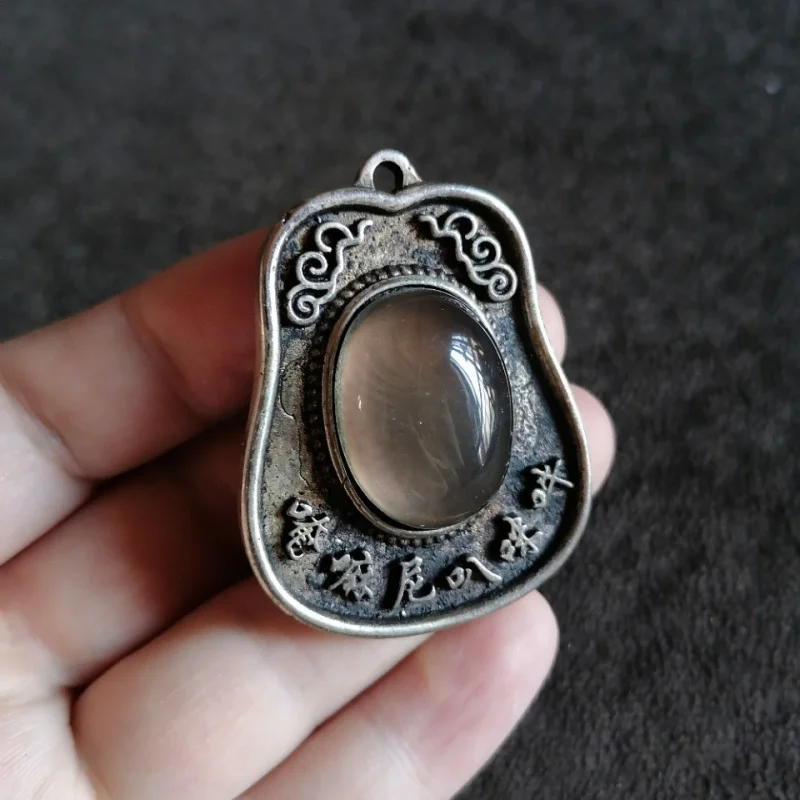 

Коллекционная патина, старое серебро, инкрустация, меняющий цвет драгоценный камень, подвесной орнамент Священного Писания, подвеска в виде руки Будды