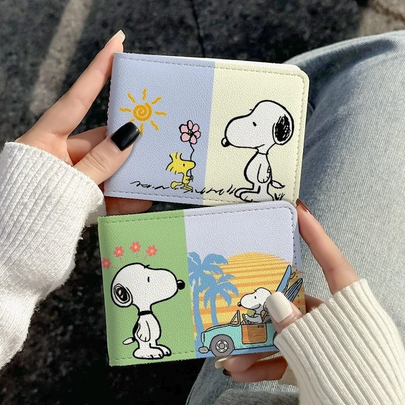 Estuche para tarjetas dos en 1 para licencia de conducir de vehículos de motor Snoopy Paquete de tarjetas de aceptación de licencia de conducir portátil y atractivo