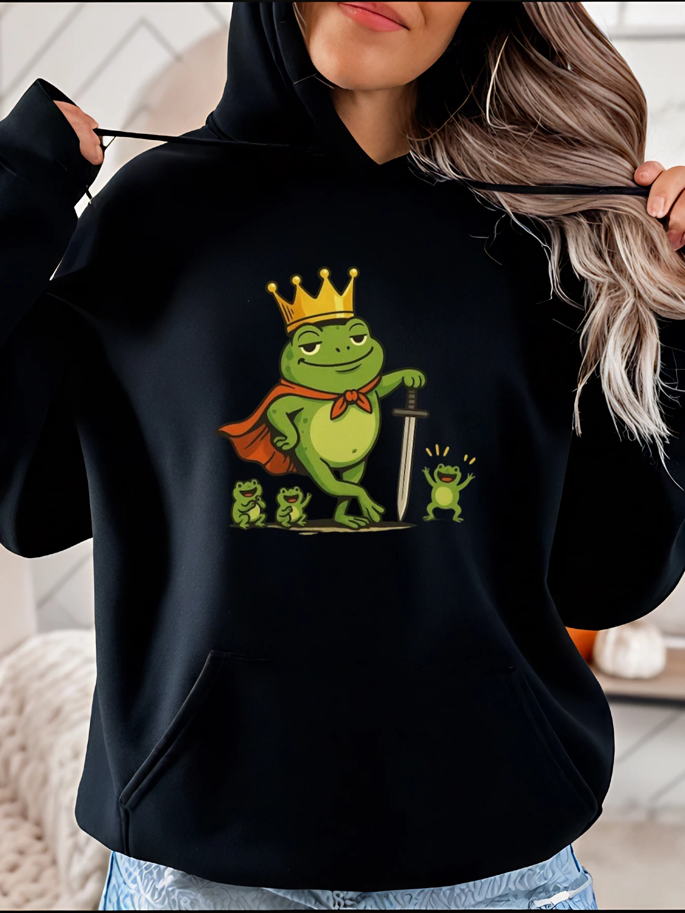 Sudadera con capucha con estampado de rana rey con corona y espada, diseño informal de animales de dibujos animados, ropa de calle de moda para mujer para uso diario