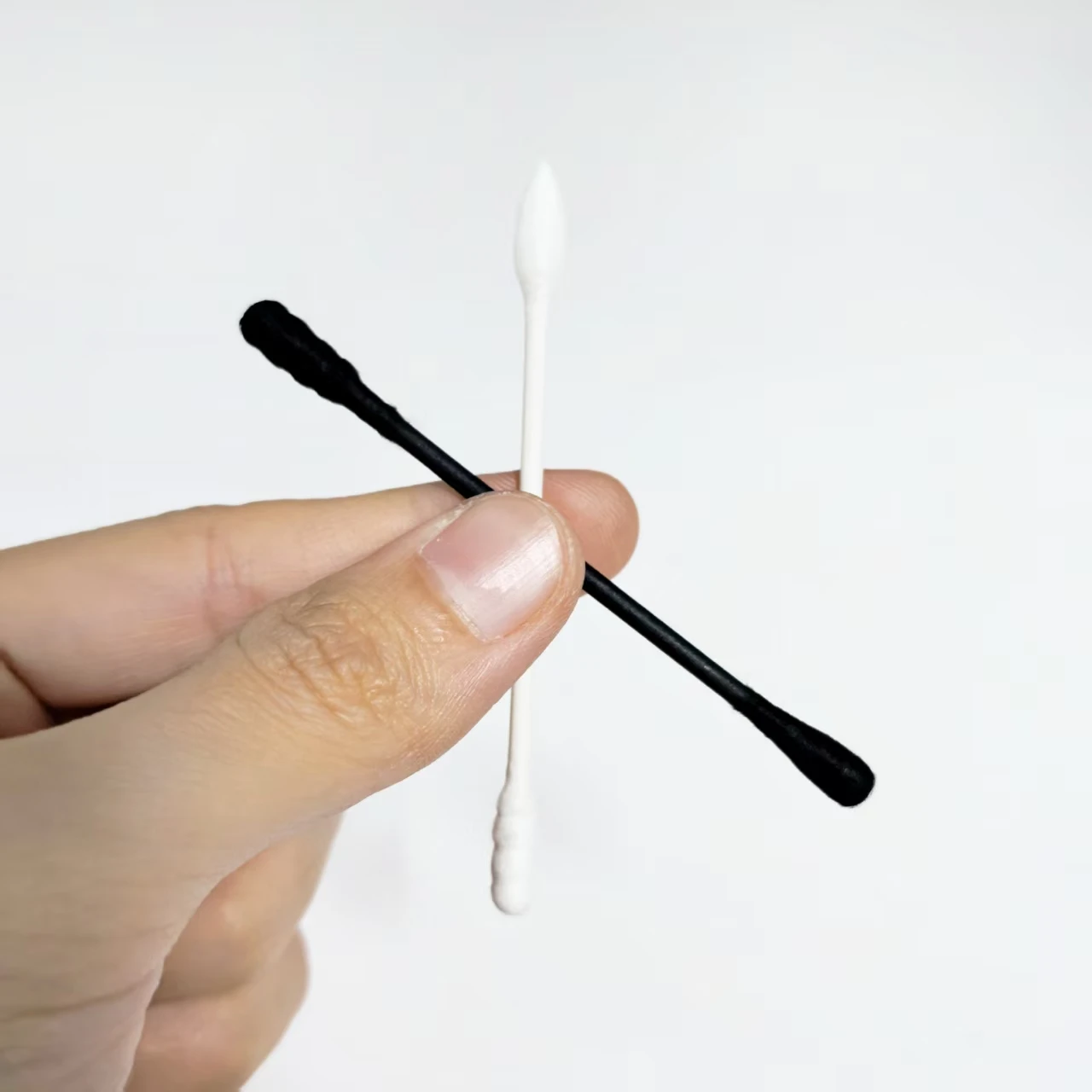 300 قطعة من مسحات القطن المزدوجة ذات الطابع الهالوين، مسحات قطنية مزدوجة الأطراف باللونين الأبيض والأسود للبالغين