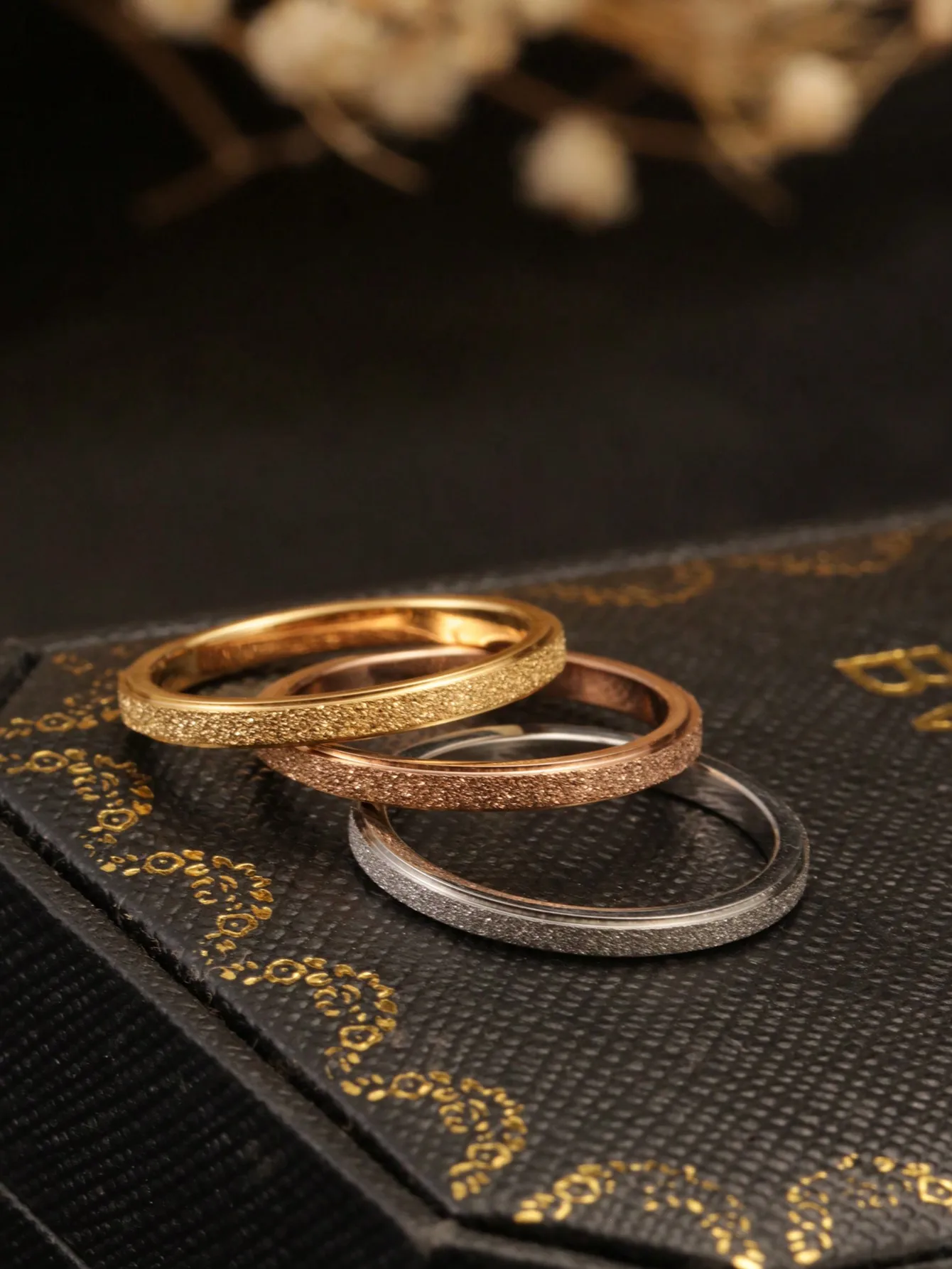 1 Piece of 2mm Wide Fine Matte Stainless Steel Ring with High-End Sandblasted Finish, Couple Rings in 18K Gold Color, Suitable for Men and Women for Daily Wear, Gift-Giving