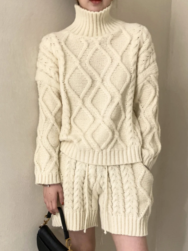 

Стильный осенне-зимний комплект: вязаный свитер с высоким воротником и шорты в клетку с высокой талией, винтажный стиль, модный ансамбль для молодых женщин