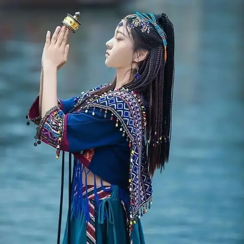 يانغ تشاويو لديه نفس الصديقة ملابس الفتيات مياو جيانغ، وأسلوب غريب، ونمط قديم وأسلوب عرقي