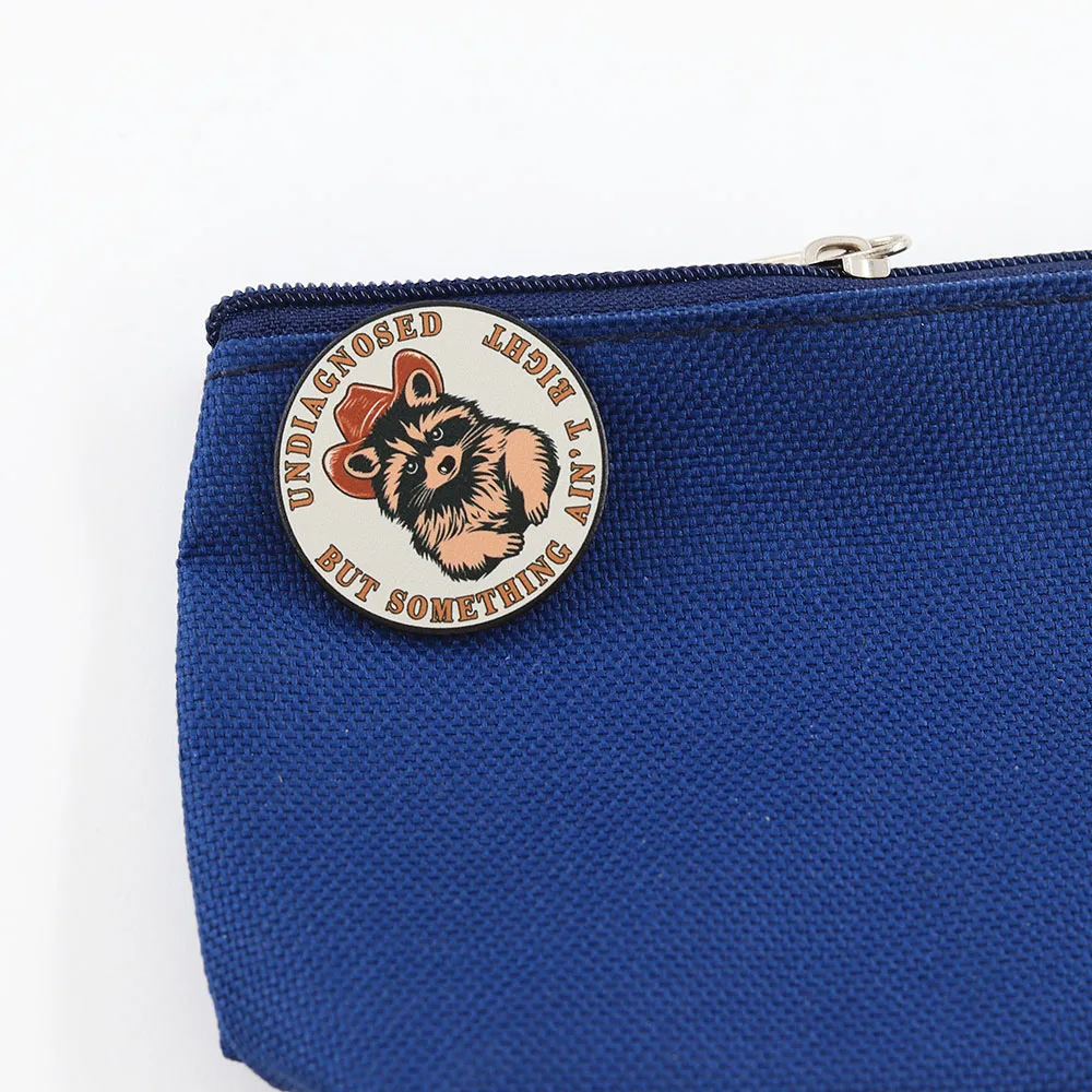 Lustige Waschbär-Emaille-Pin „Nicht diagnostiziert, aber irgendetwas stimmt nicht“ Brosche Niedlicher Cowboy Trash Panda Abzeichen Metall-Anstecknadel Schmuck Geschenk – Detail 6