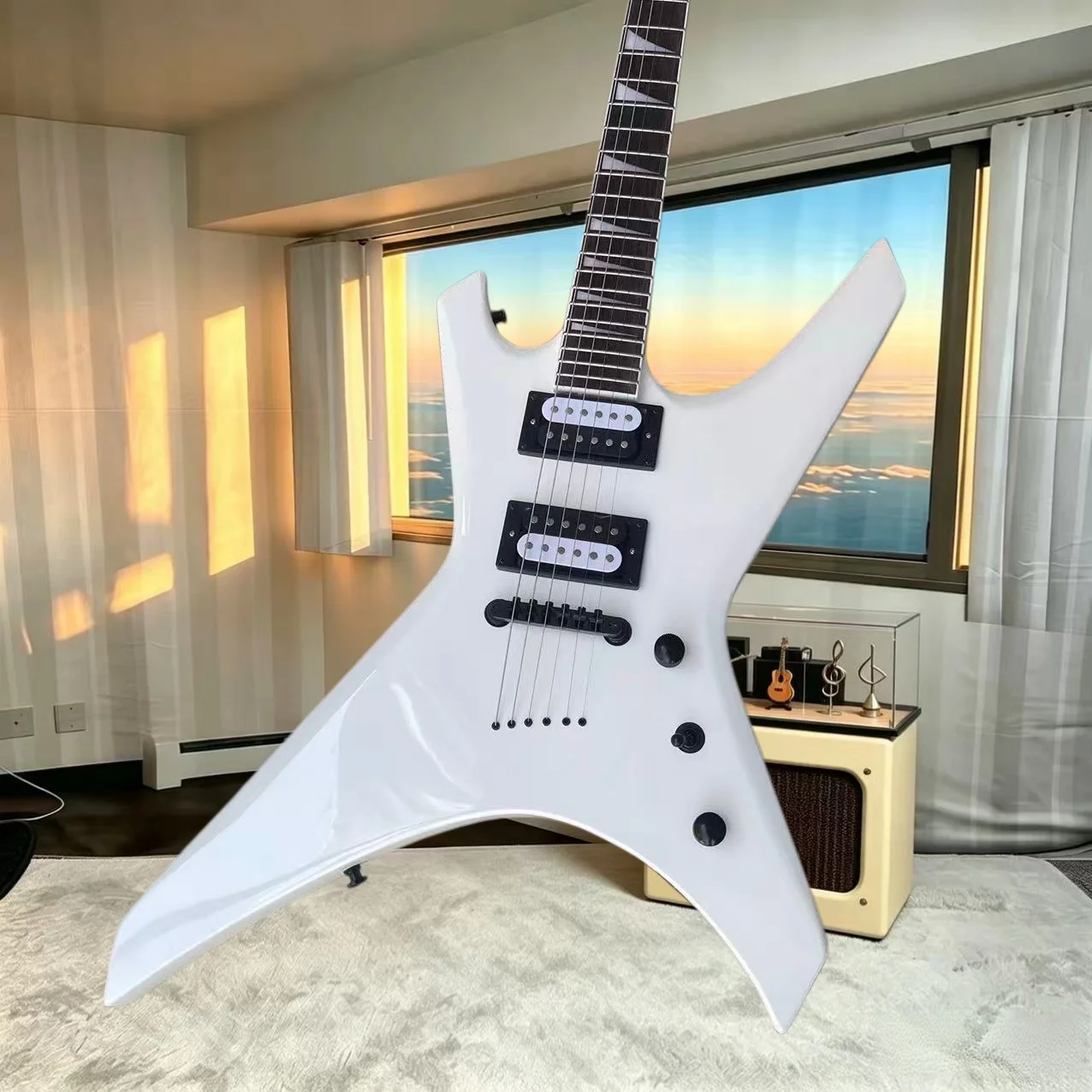 Glänzend weiße sternförmige E-Gitarre, 2 Humbucker-Tonabnehmer, fester Steg, Heavy-Metal-Hard-Rock, dreieckige Einlage, schwarze Hardware