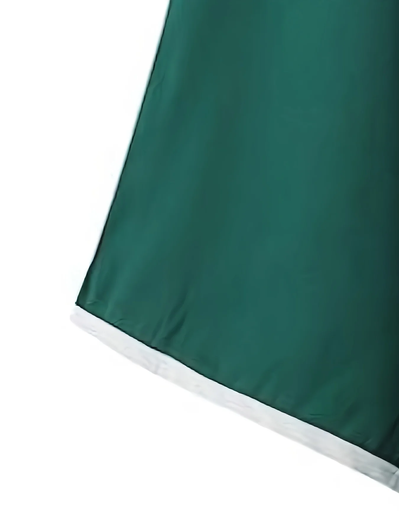 흐르는 듯한 독특한 문화적 매력을 보여주는 중동 브이넥 가운