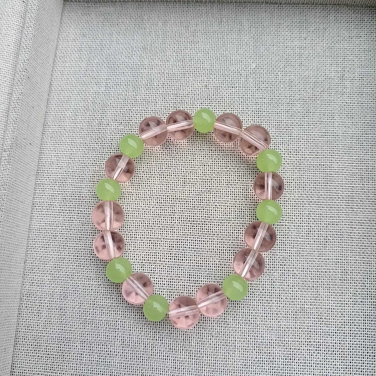 

This exquisite glass fashion bracelet for women symbolizes completeness and harmony. It is a perfect gift for family and friends