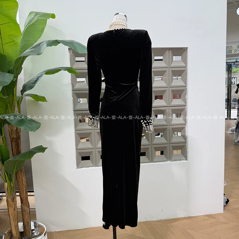 French Style Elegant Pearl Beaded Round Neck Long Sleeve High Waist Slim Bodycon Black Velvet Evening Dress for Women Autumn