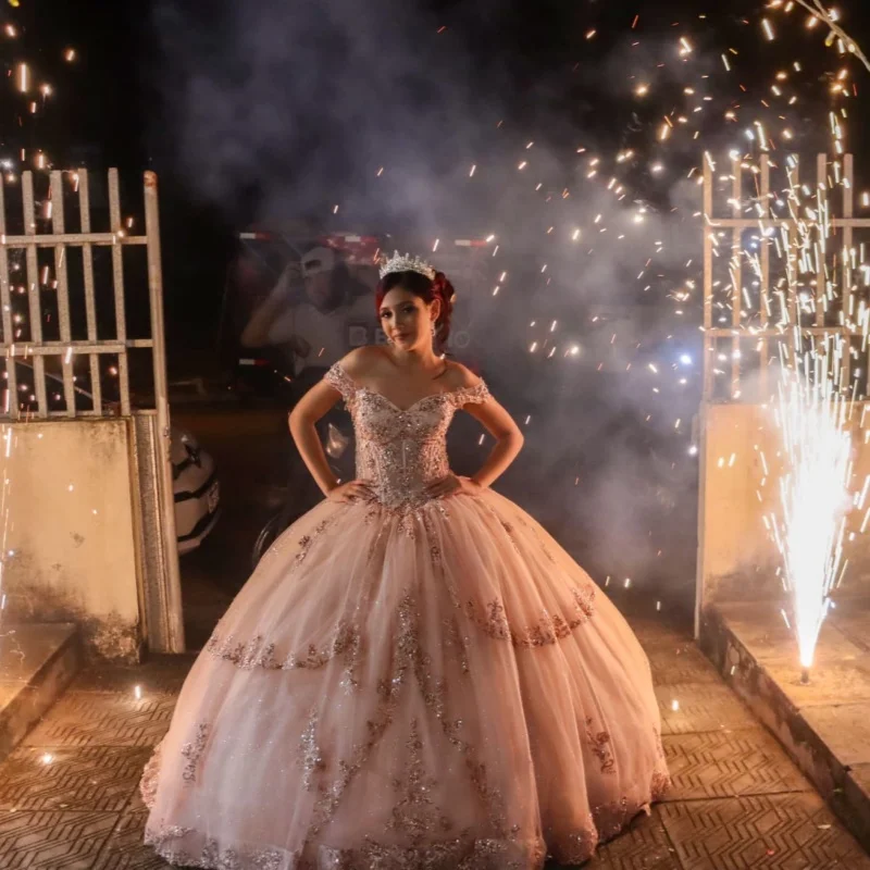 Robes de Quinceanera rose clair brillant personnalisées, épaules dénudées, décalcomanies à paillettes, superposition longue queue en tulle, 15