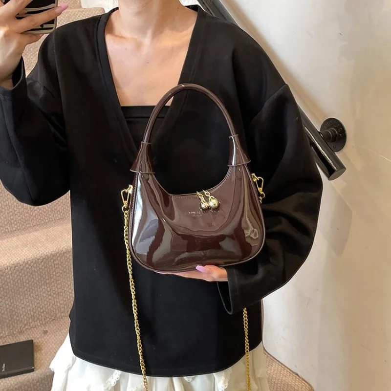 

Элегантная женская сумка через плечо из натуральной кожи с верхней застежкой-молнией для стильной безопасной переноски