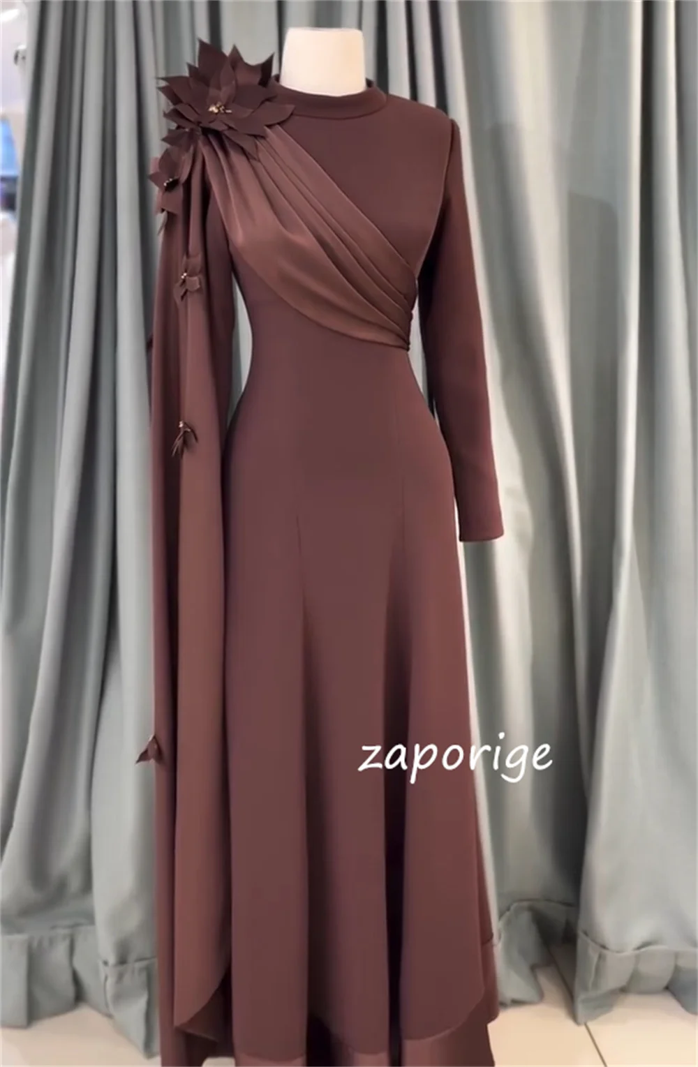 Abiti lunghi gioiello a trapezio con fiori pieghettati in jersey abbinati su misura Occasioni su misura Stile cinese Quinceanera squisito