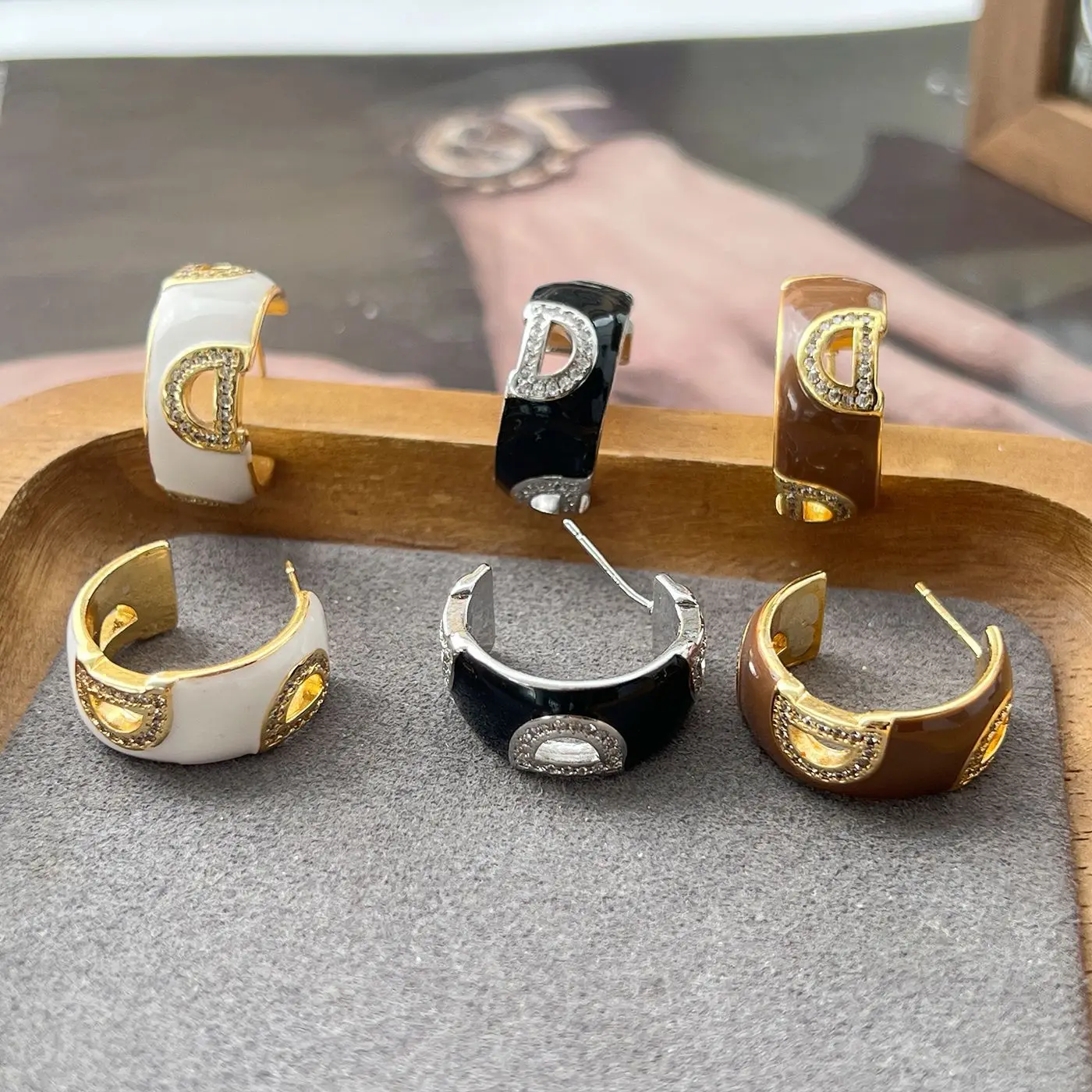 Exquisite Luxury Black White Glazed Letter Earrings European Catwalk Simple Elegant Women Design Concept Premium Earrings