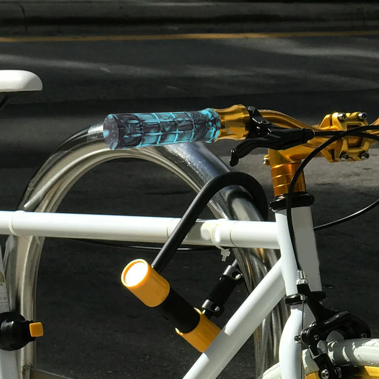 

2Pcs Folding Handlebar Grips Locking Mechanism Non-Slip Rubber Grips for Bicycle Control Stylish Camo for Mountain and Road