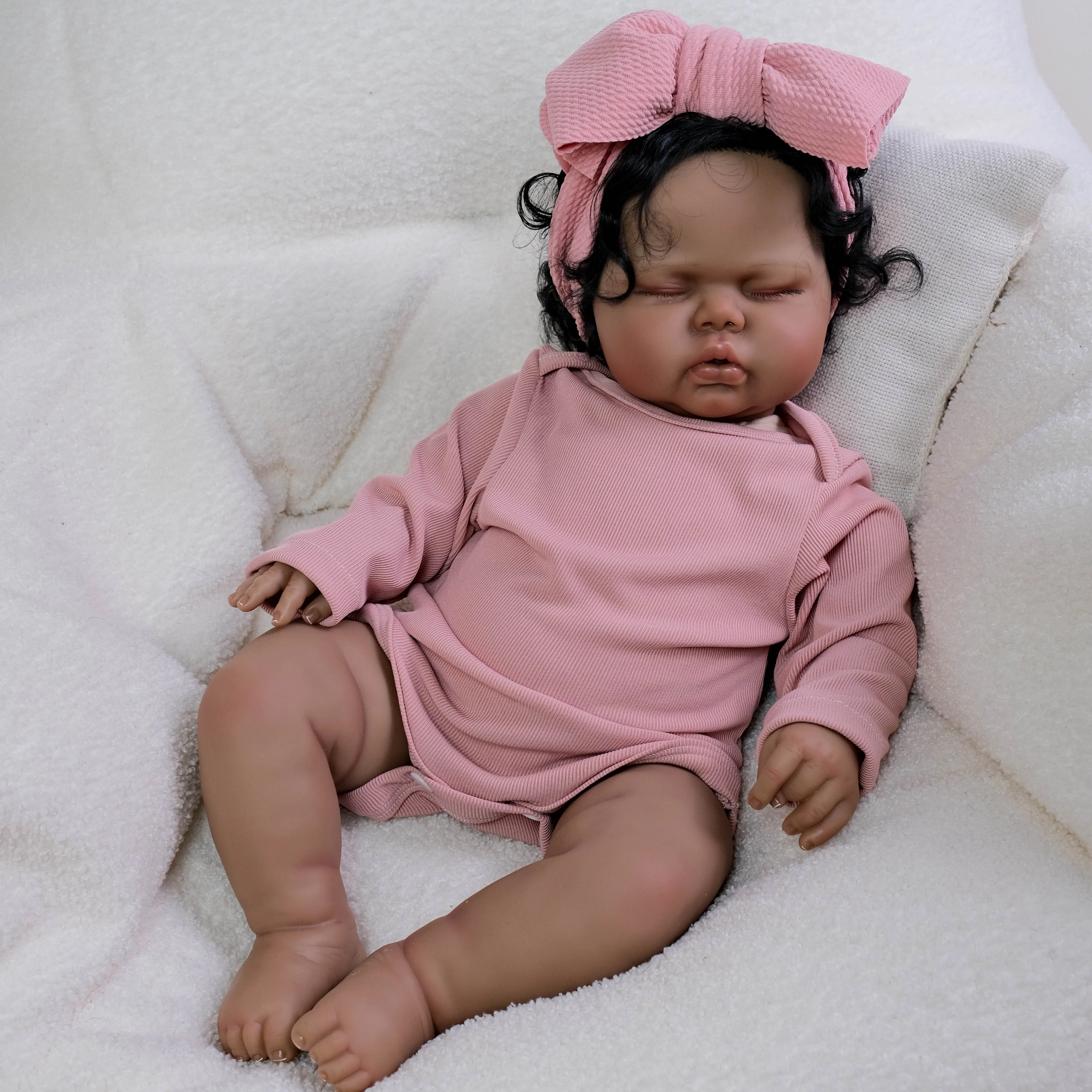 NPK 19-inch slapende babypop Donkere huid Levensechte herboren peuter met handgeworteld haar en zacht stoffen lichaam Babymeisje verzamelobject