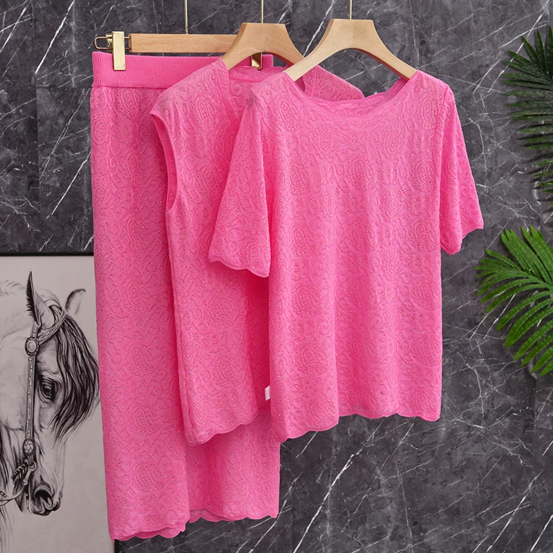 

Потрясающий простой элегантный вязаный комплект с вышивкой и стразами: топ на одно плечо и юбка. Модный летний женский наряд.