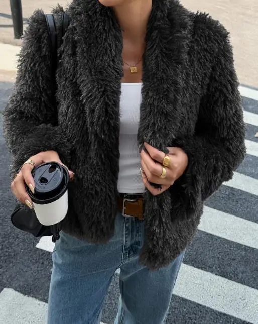 Cappotto casual a maniche lunghe in peluche autunno e inverno 2025, cappotto corto in lana di agnello caldo e lussuoso alla moda in tinta unita da donna