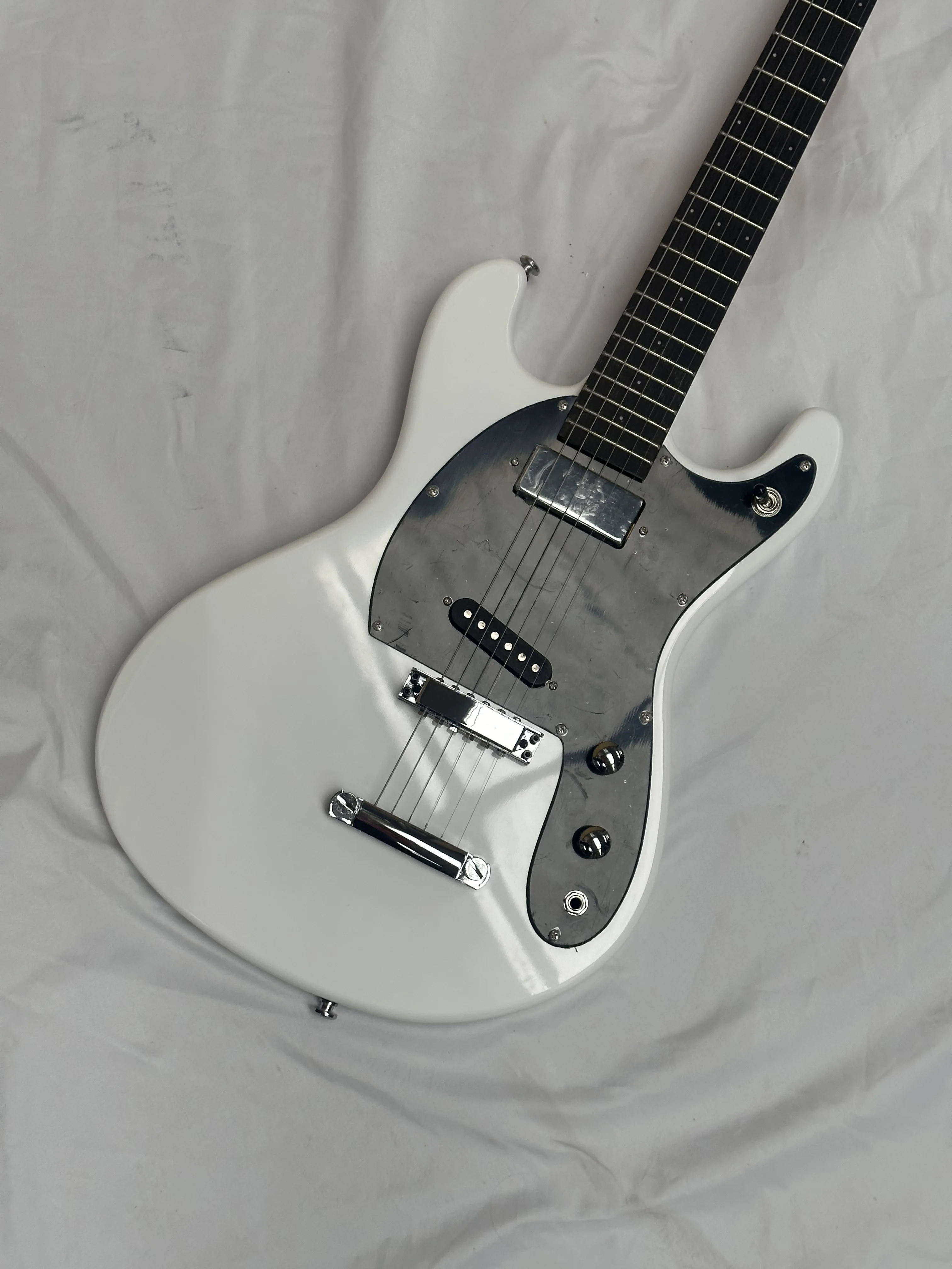 Vent.res Joh.ny Ramone Mosrite Mark II White Electric Guitar Tune-A-Matic & Stop Stock will be shipped immediately guitars guit