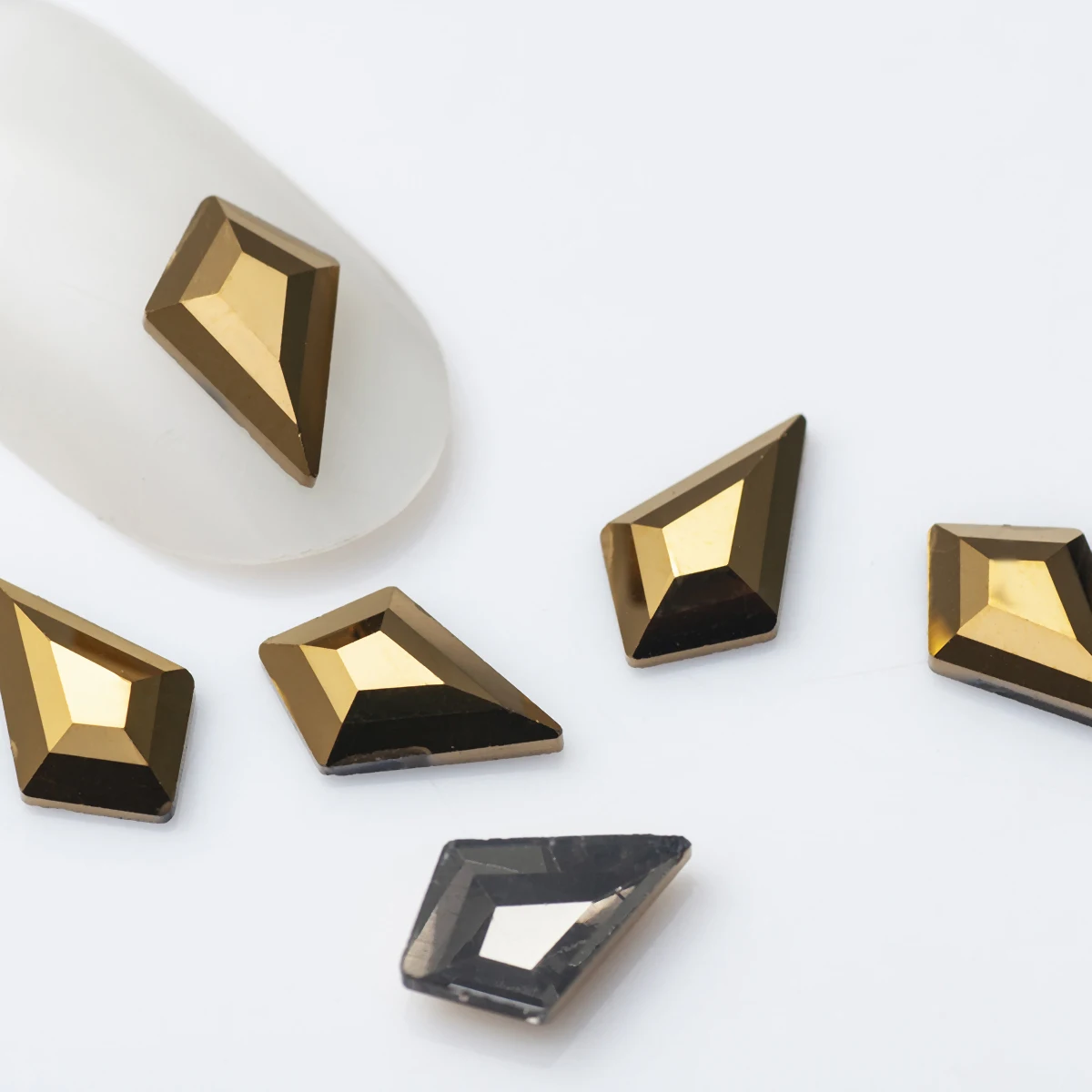 Manicure Freccia Diamanti Zircone scintillante Strass con retro piatto NON Hotfix Strass per gioielli artigianali Nail art 3D