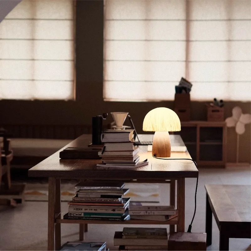 Luce ambientale sul comodino della camera da letto studio giapponese vintage