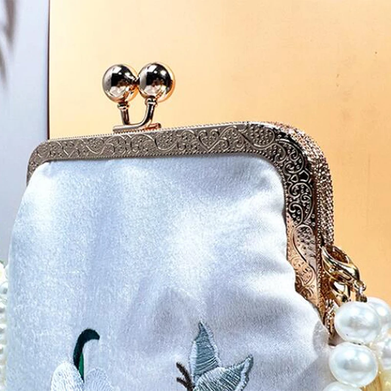 Torebka damska w stylu vintage z uchwytem górnym, klasyczna czekoladowo-brązowa torba crossbody z łańcuszkiem, frędzlami i ozdobnymi chwostami.