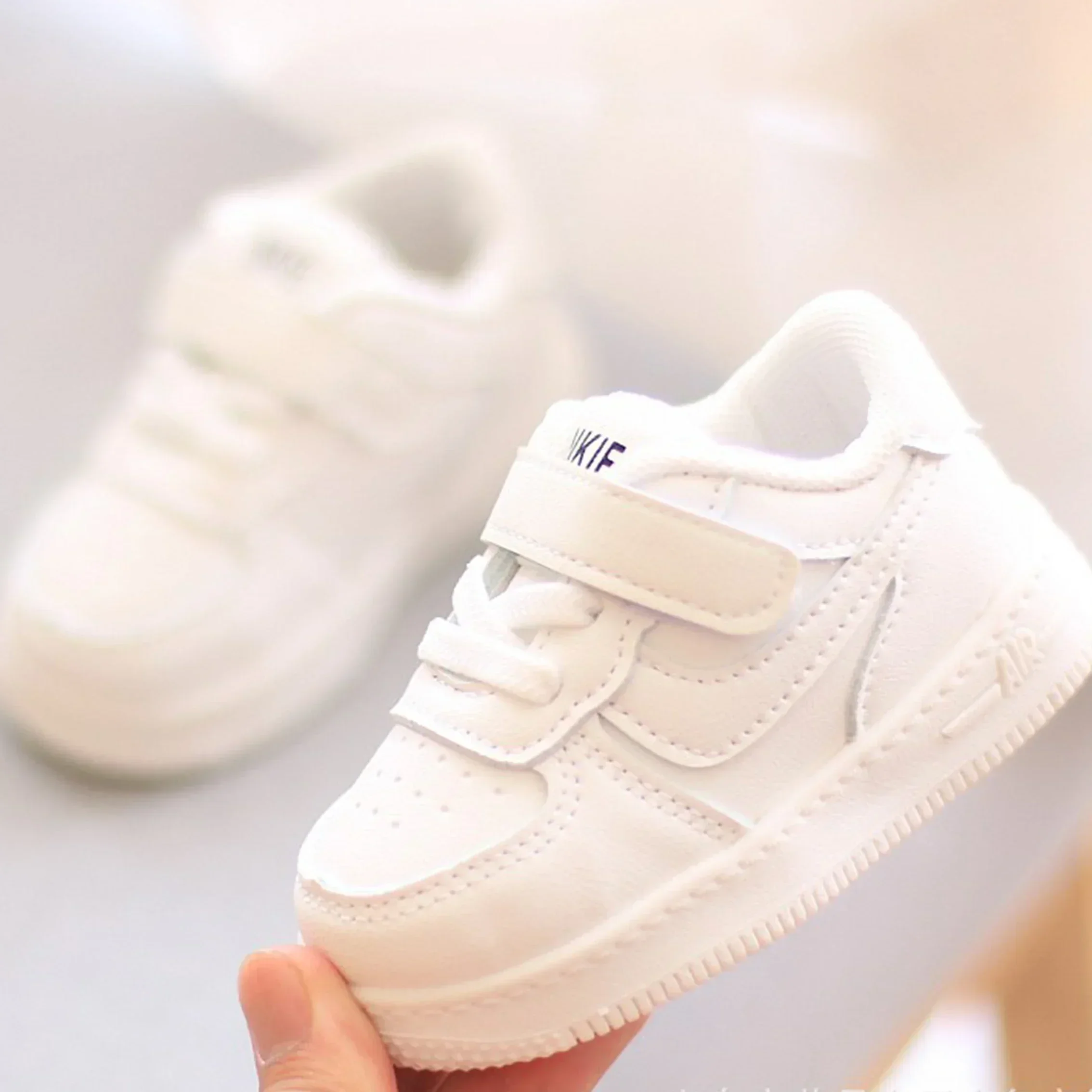 Sneakers moda per bambini nuovi bambini scarpe Casual antiscivolo bianche ragazzi ragazze Sneakers traspiranti scarpe sportive da esterno per bambini