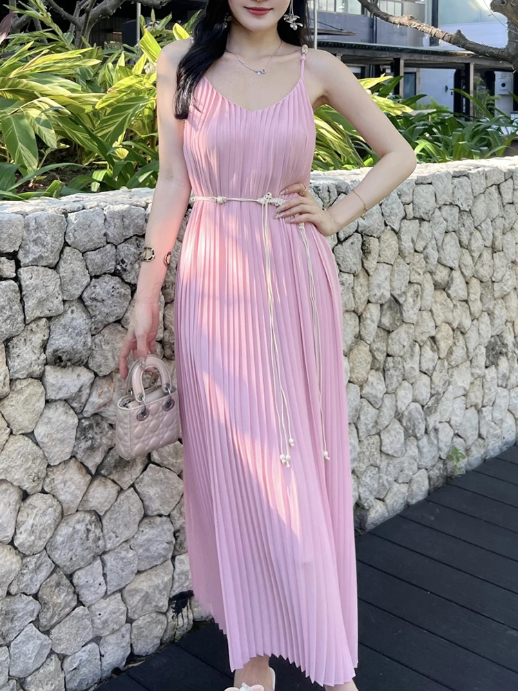 

The 2025 summer new accordion pleated halter dress is A laid-back sleeveless loose pleated long A-line dress