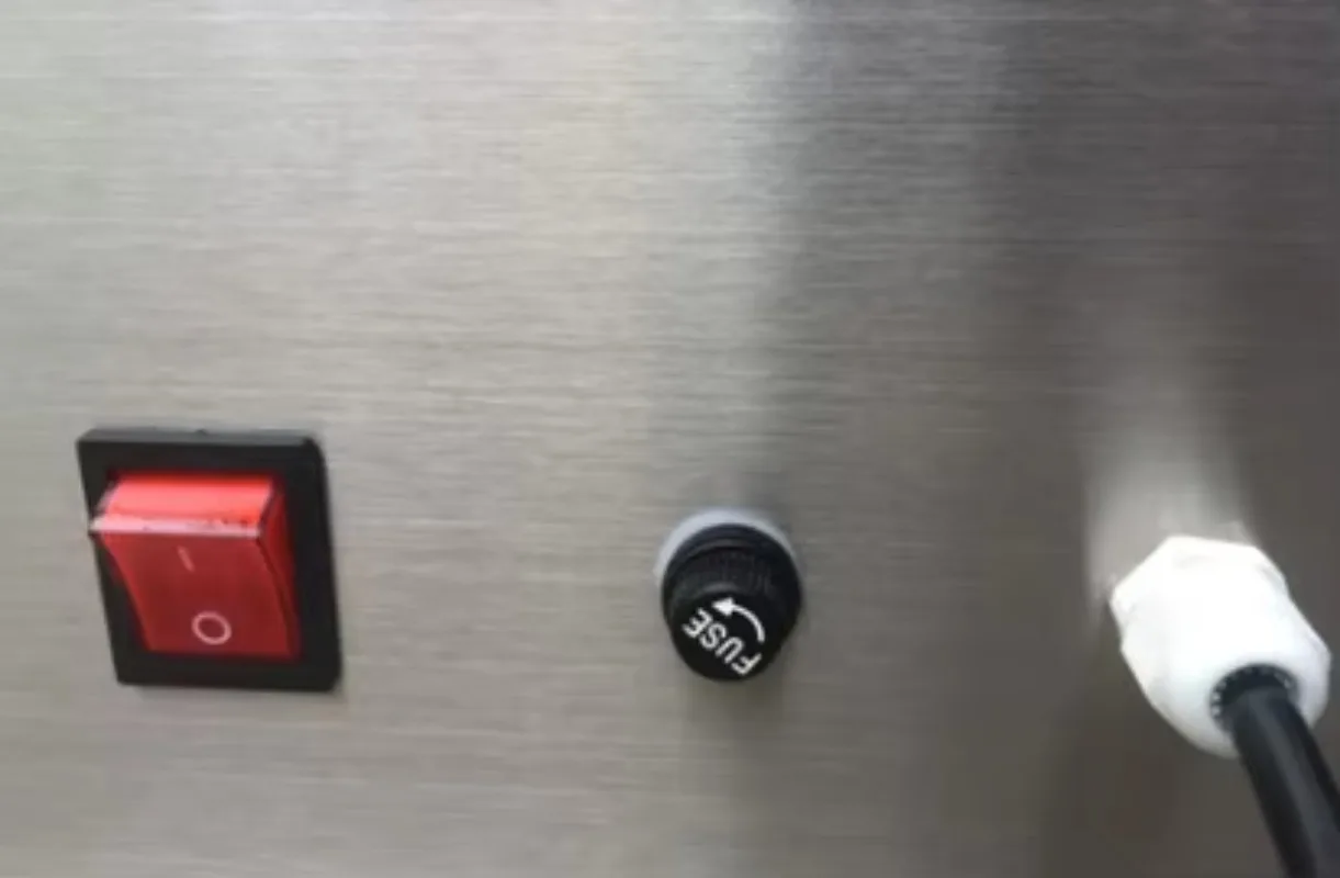 High quality and competitive price semi-automatic round bottle labeling machine