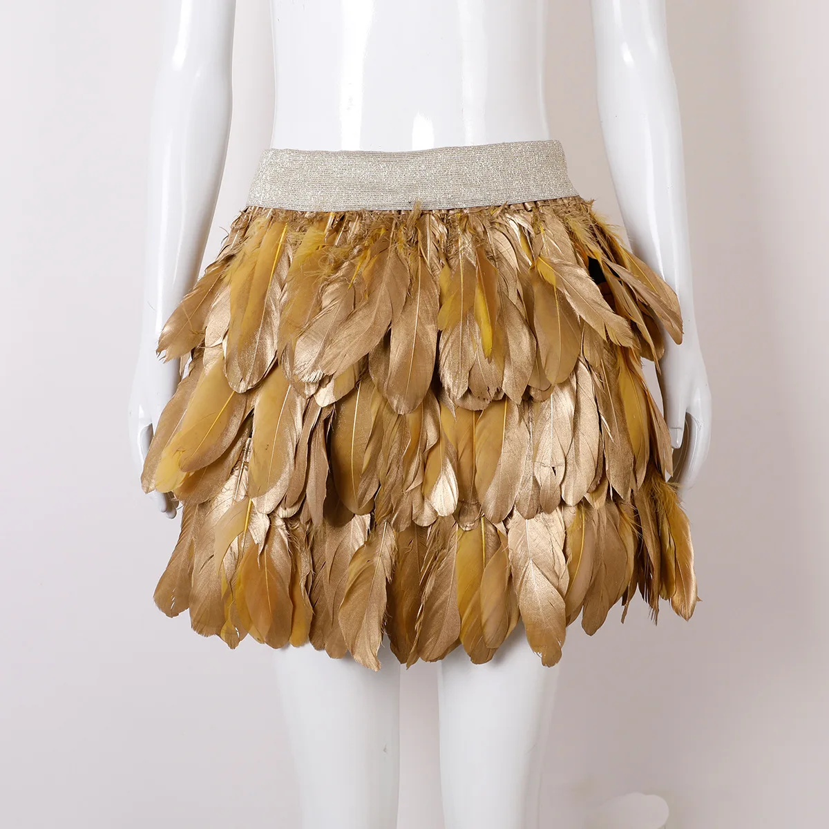 Goldene Feder-Engelsflügel-Kostüm-Outfit mit Schal, Crop-Top und Federrock für Halloween, Karneval, Cosplay und Themenveranstaltungen – Detail 7