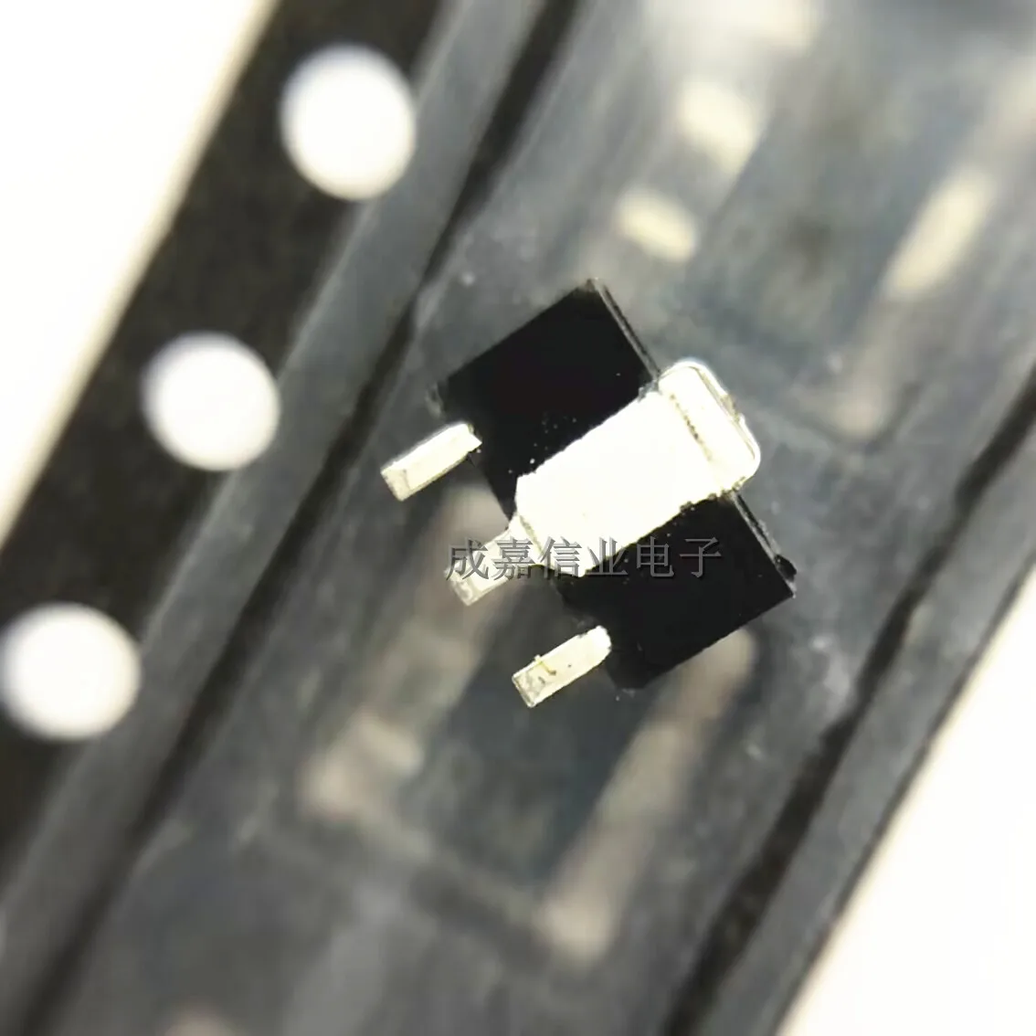 10pcs/Lot 2SD1898T100R SOT-89 MARKING;DF R Bipolar Transistors - BJT NPN 80V 1A Operating Temperature:-40C-+ 150 C