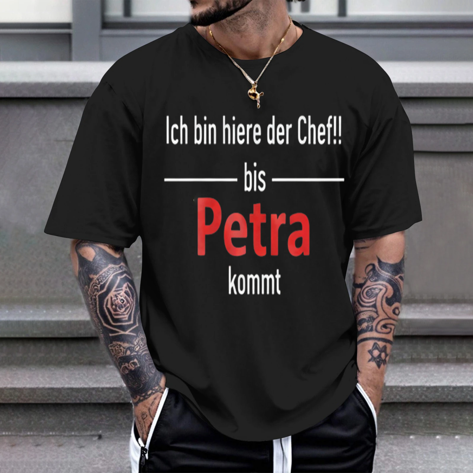 Herren-T-Shirt „Ich Bin Hier Der Chef Bis Petra Kommt“ – Perfekt für Freizeitkleidung, Partys und Karneval-Outfits