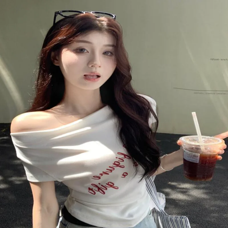 

Женская футболка-пуловер летняя, облегающая, с открытыми плечами, белая, с коротким рукавом, с буквенным принтом, стройнящая, модная, универсальная, укороченная