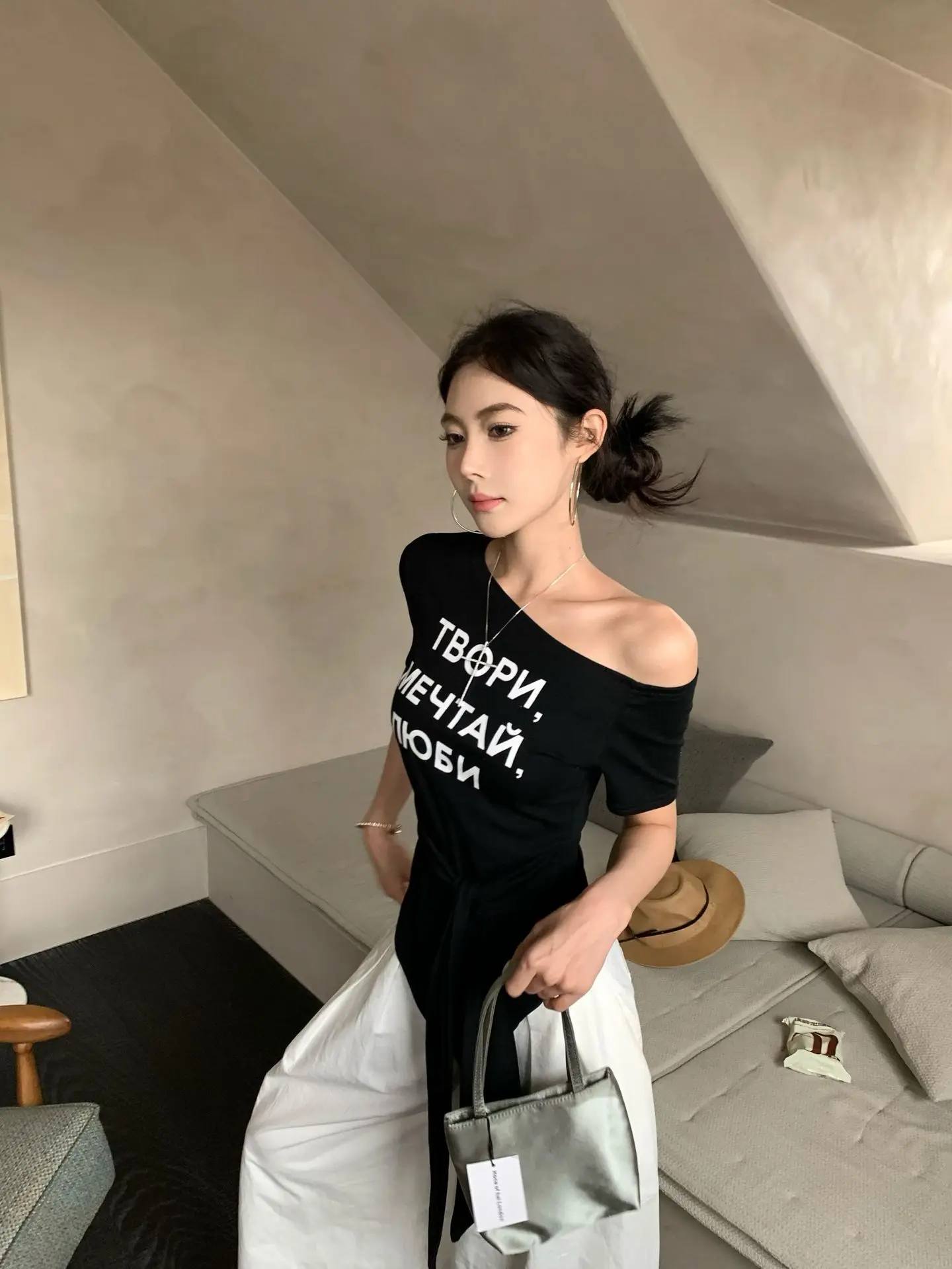 Damen Sommer T-Shirt mit Buchstaben-Print, One-Shoulder, Kurzarm, Slim-Fit Top, Mädchen Kurzes Studenten-Basisshirt, Lässiges T-Shirt für Frauen – Detail 32
