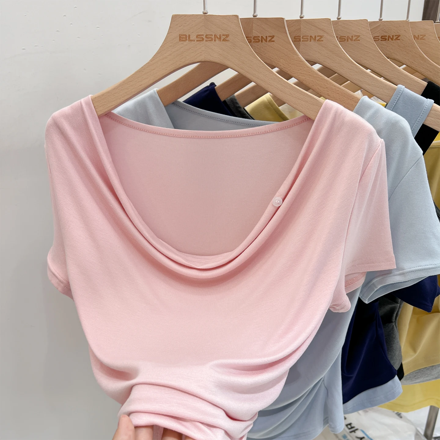 Zjaiss 2026 Sommer Damen T-Shirt mit Drapierter Halsausschnitt Kurzarm-T-Shirt Geraffter Bund Sexy Top Trendiges Slim Fit Vielseitiges Einfarbiges Oberteil